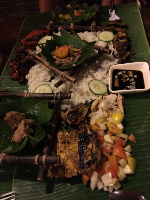 mangan-kayonフィリピンパラワン島のシティーベイウォークの屋台レストランでの食事