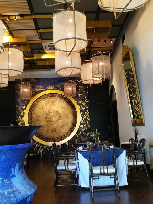 インディゴレストランの中のブルーとゴールドの装飾