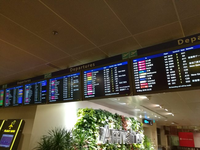 チャンギ空港の乗り継ぎの際に便利な搭乗ゲイト確認の掲示板