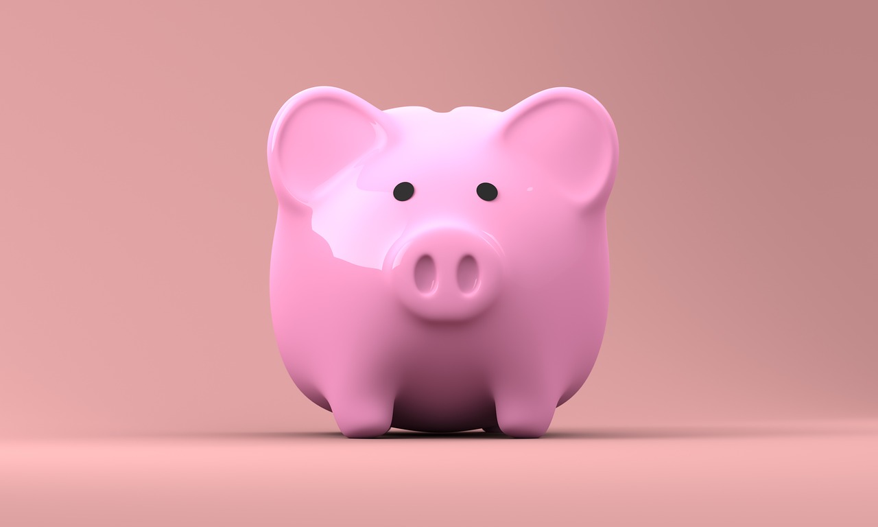 お金を貯めるピンクの豚の貯金箱