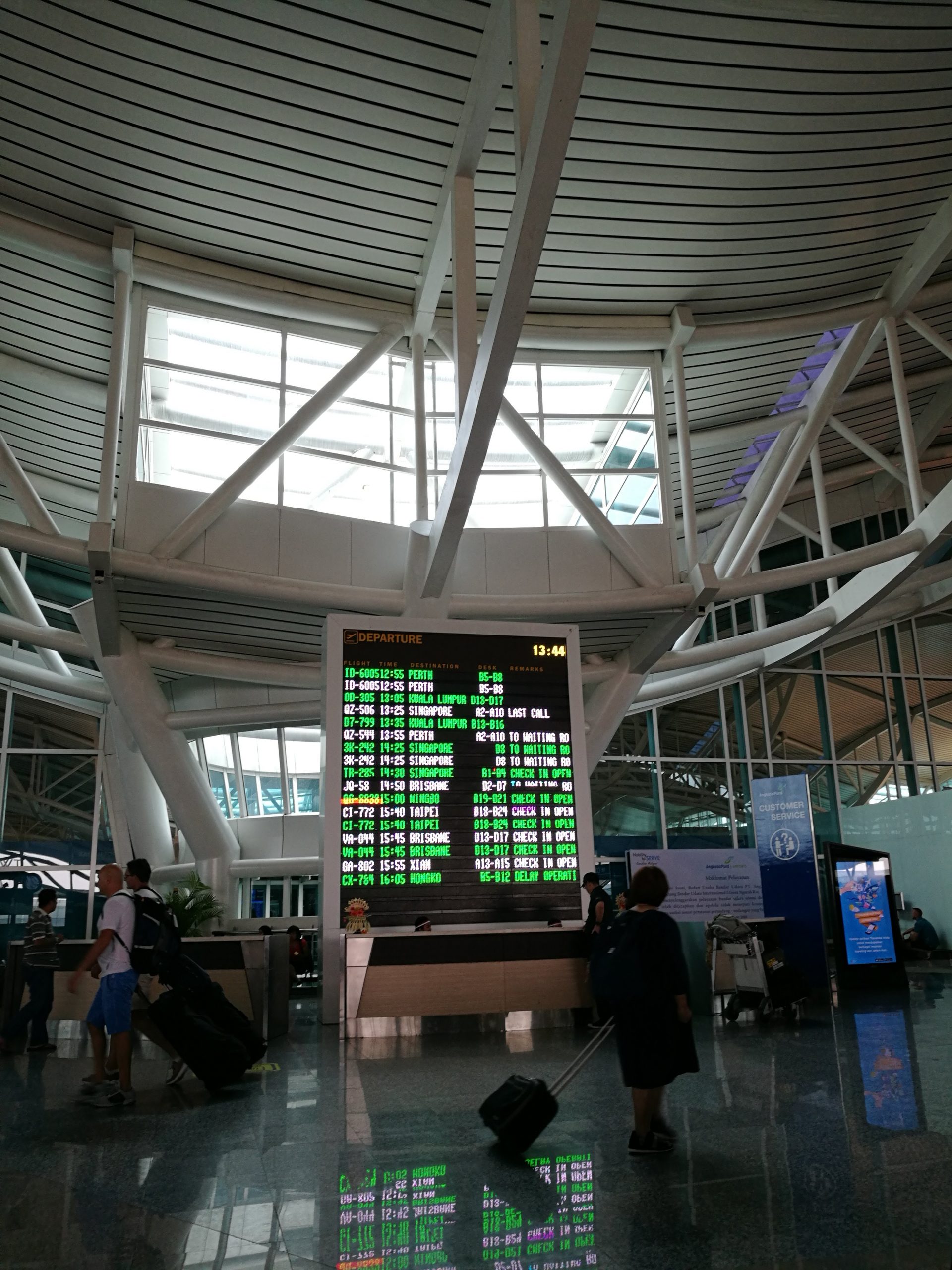 デンパサール国際空港のフライトインフォメーション掲示板