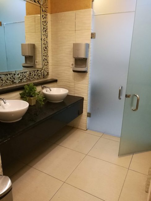 デンパサール国際空港プレミアラウンジのシャワー＆トイレ