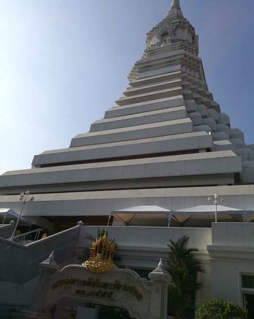 インスタ映タイの寺ワットパクナムの目印の塔
