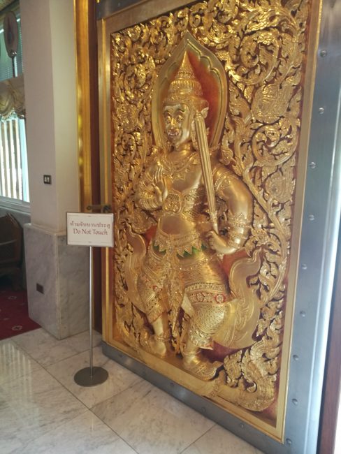 インスタ映タイの寺ワットパクナムまでの行き方壁の装飾品