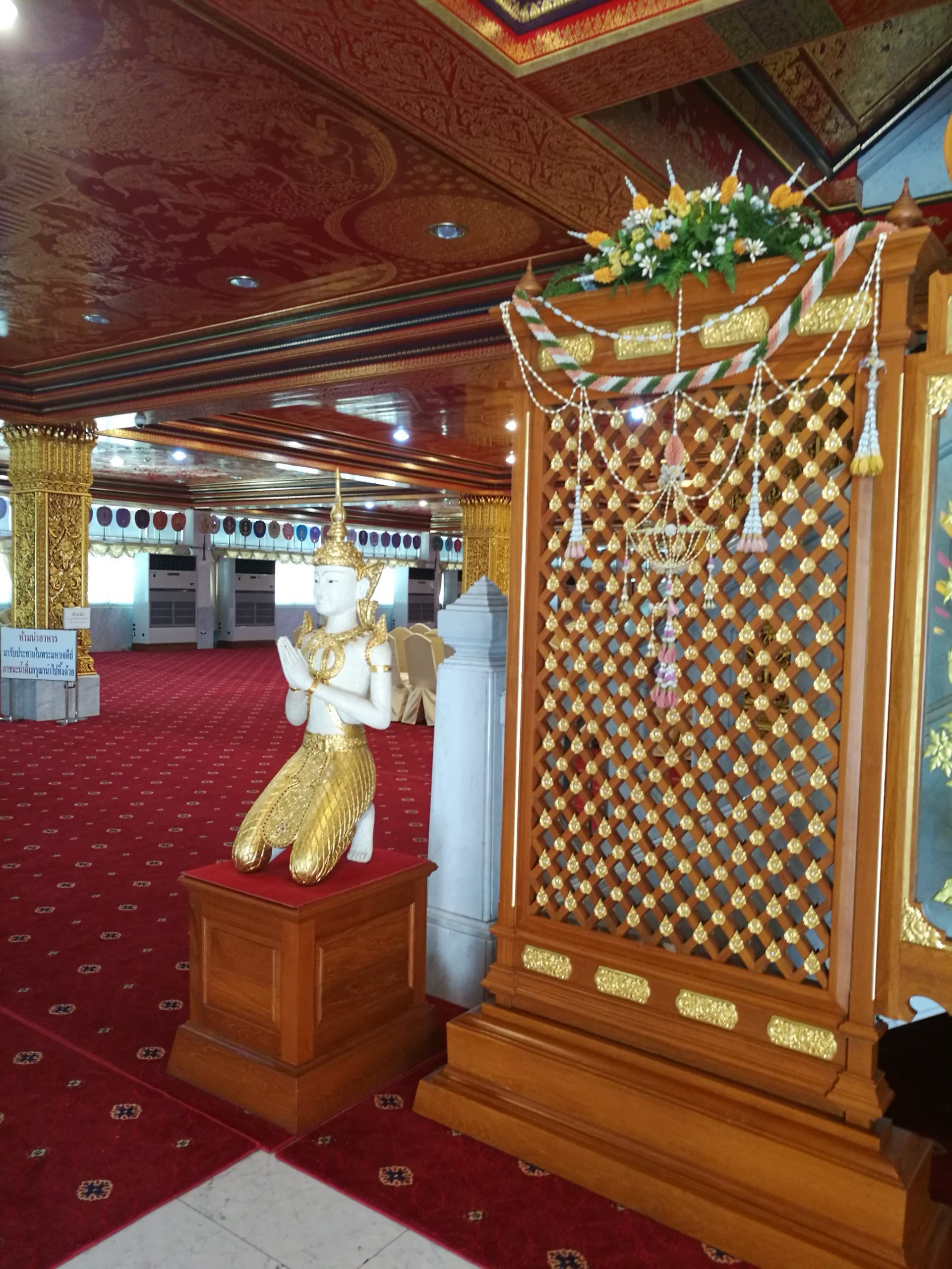インスタ映タイの寺ワットパクナムまでの行き方壁の装飾品