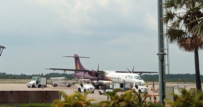 カンボジアアンコール航空のプロペラ機